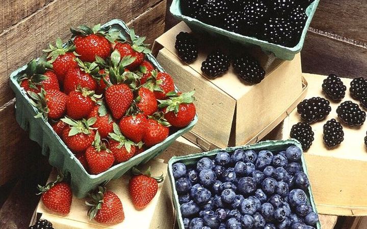 Fresh strawberries, blueberries and blackberries